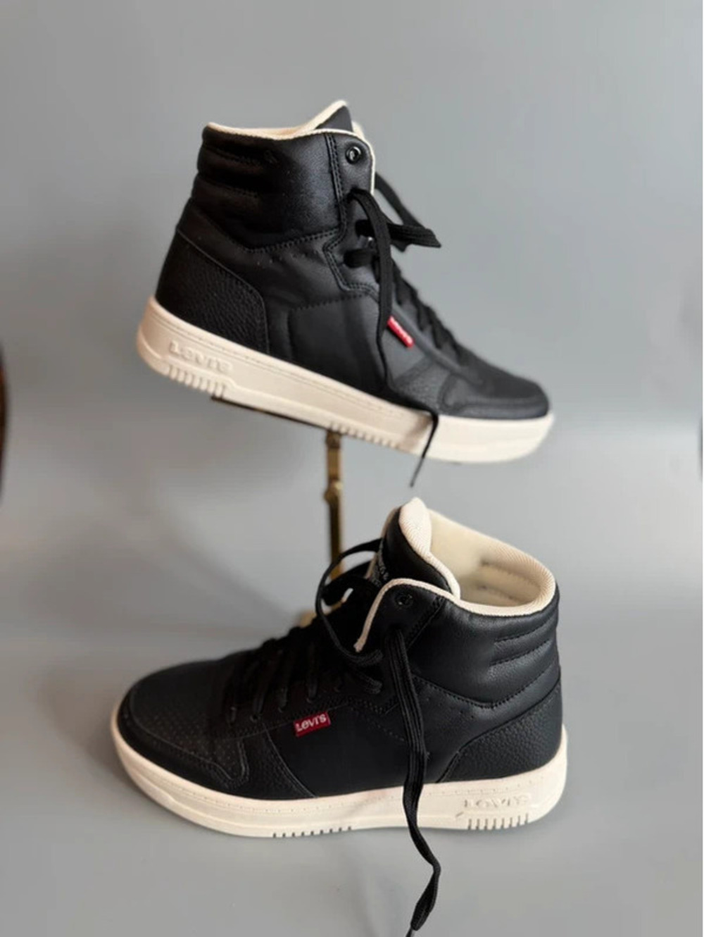 NWOT Levi’s high top women’s shoe size 6
